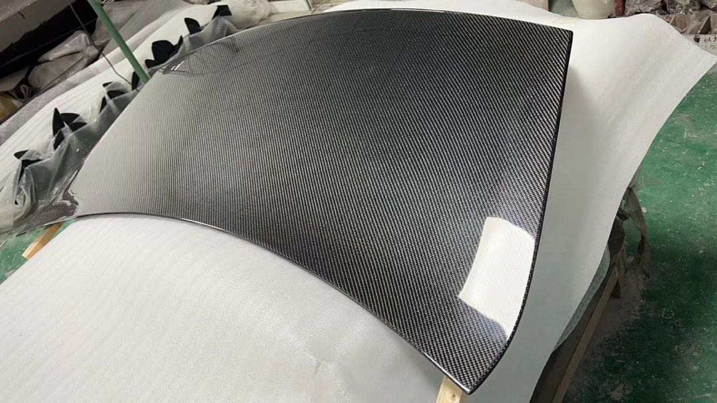 Nissan GTR R35 OEM-Style carbon fibre boot lid – view 3